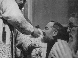 Até mesmo o Santo Padre Pio recebia a Comunhão de joelhos e sobre a língua. Será que ele não era 