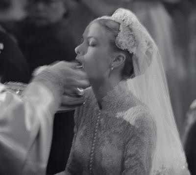 Grace Kelly (Princesa Grace de Mônaco recebendo a Sagrada Comunhão da maneira católica).